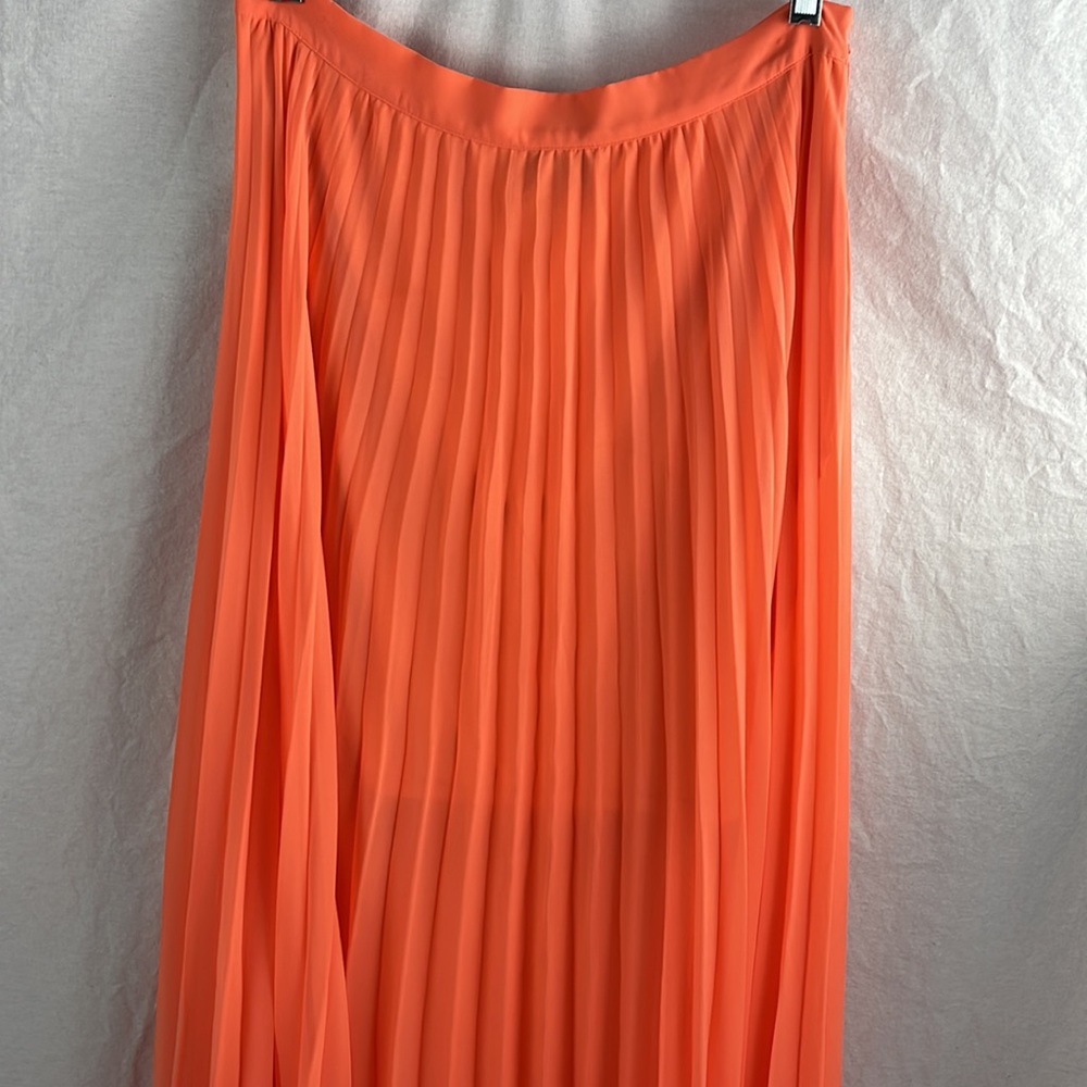 Bebe pleated maxi skirt medium